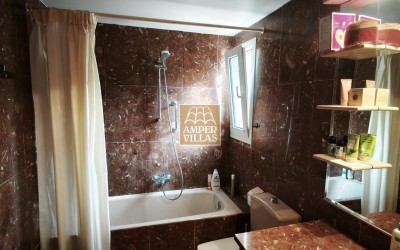 Amplio bungalow con piscina y pista de tenis comunitarios al lado del club de Golf.